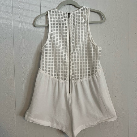 White babydoll smock romper with box detailing and zipper - Picture 2 of 3